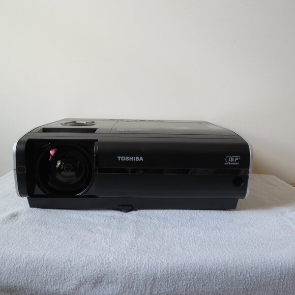 Toshiba TDP-EX20 Video Projector Texas Instruments DLP w/ Padded Carrying Case - Picture 11 of 11